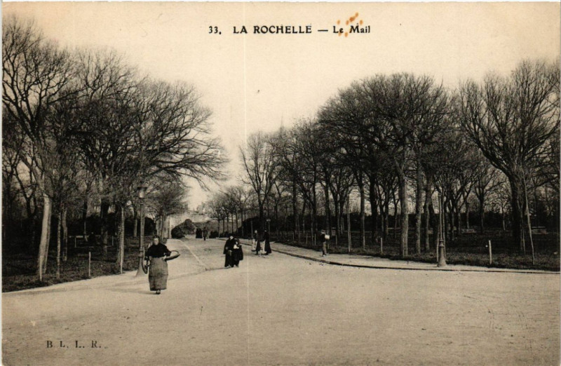 Carte postale ancienne La Rochelle - Le Mail à La Rochelle
