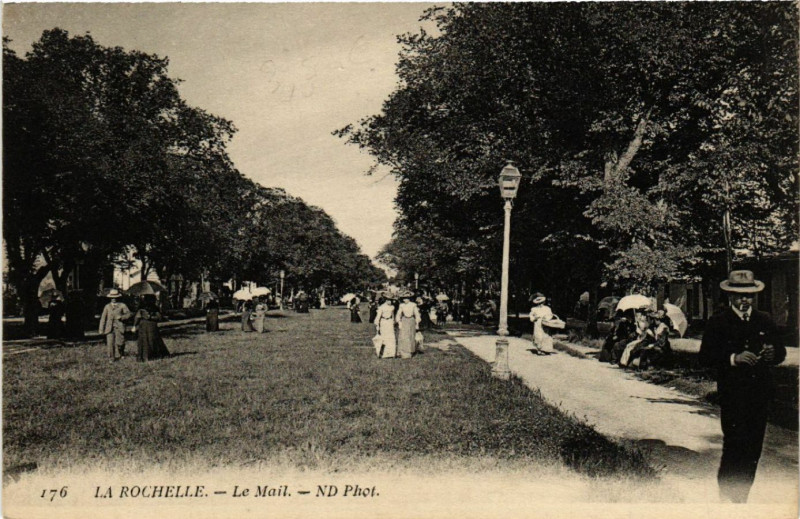 Carte postale ancienne La Rochelle - Le Mail à La Rochelle