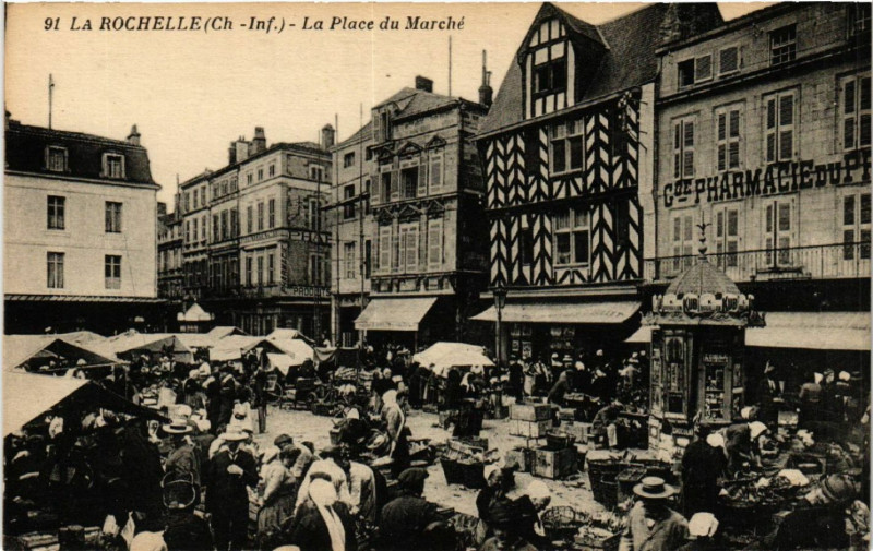 Carte postale ancienne La Rochelle - La Place du Marché à La Rochelle