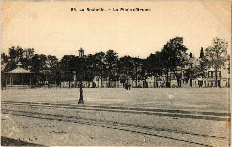 Carte postale ancienne La Rochelle - La Place d'Armes à La Rochelle