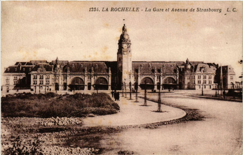 Carte postale ancienne La Rochelle - La Gare et Avenue de Strasbourg à La Rochelle