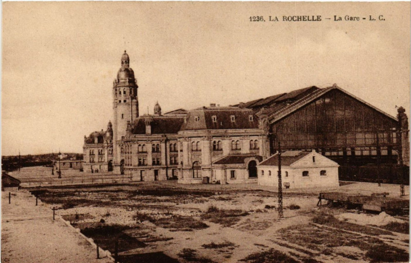 Carte postale ancienne La Rochelle - La Gare à La Rochelle