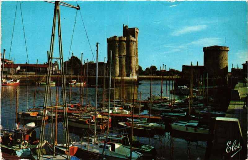 Carte postale ancienne La Rochelle - L'Entrée du Port entre le Tour Saint-Nicolas à La Rochelle