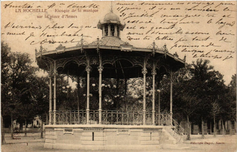 Carte postale ancienne La Rochelle - Kiosque de la Musique sur la place d'Armes à La Rochelle