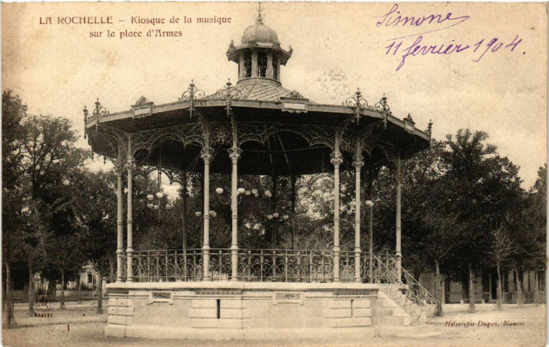 Carte postale ancienne La Rochelle - Kiosque de la Musique sur la place d'Armes à La Rochelle
