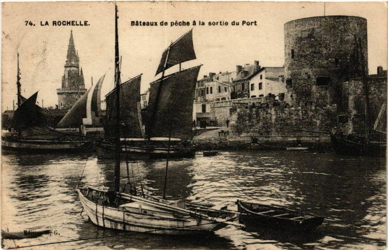 Carte postale ancienne La Rochelle - Bateaux de peche a la sortie du Port à La Rochelle