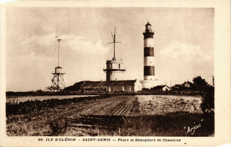 Carte postale ancienne Ile d'Oleron - Saint-Denis - Phare et Semaphore de Chassiron