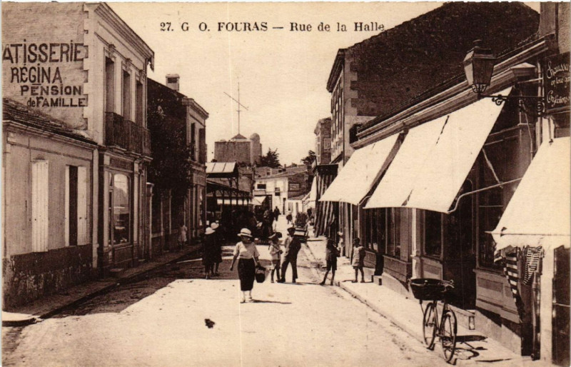 Carte postale ancienne Fouras - Rue de la Halle à Fouras