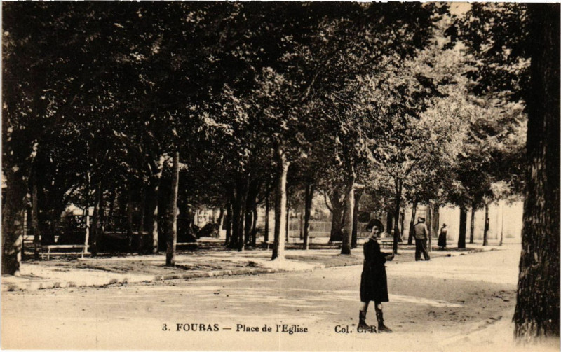 Carte postale ancienne Fouras - Place de l'Eglise à Fouras