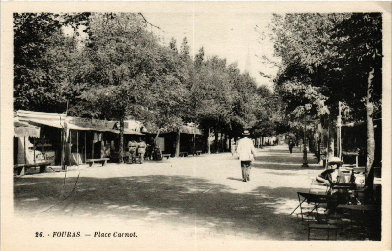 Carte postale ancienne Fouras - Place Carnot à Fouras