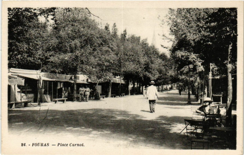 Carte postale ancienne Fouras - Place Carnot à Fouras