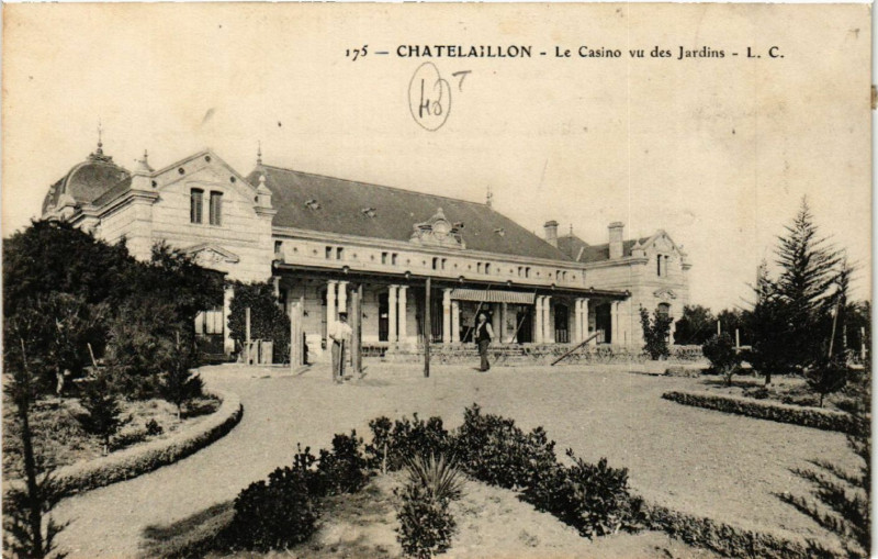 Carte postale ancienne Chatelaillon - Le Casino vu des Jardins