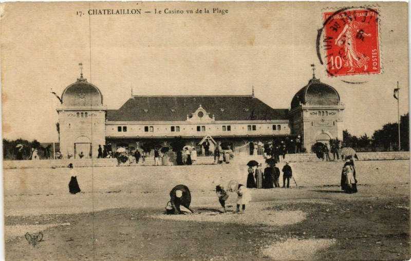 Carte postale ancienne Chatelaillon - Le Casino vu de la Plage