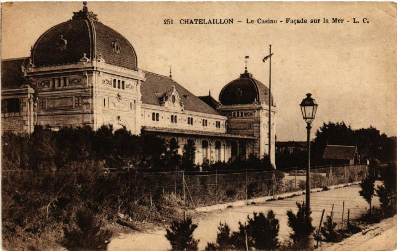 Carte postale ancienne Chatelaillon - Le Casino - Facade sur le Mer
