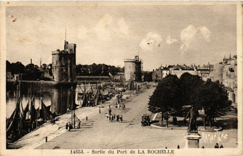 Carte postale ancienne Sortie du Port de La Rochelle à La Rochelle