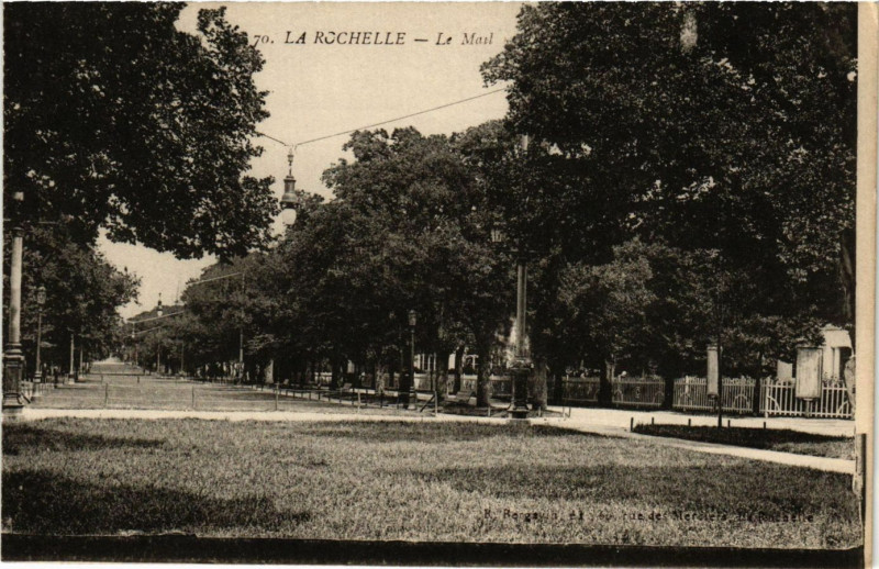 Carte postale ancienne La Rochelle - Le Mail à La Rochelle