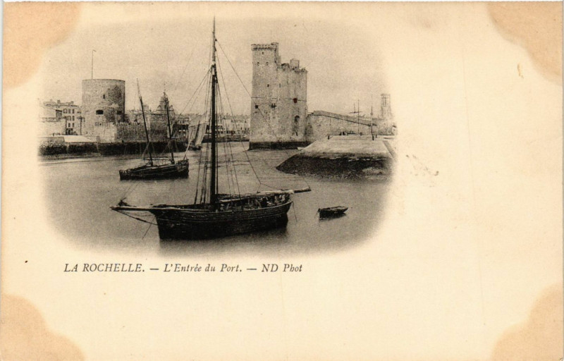 Carte postale ancienne La Rochelle - L'Entrée du Port à La Rochelle