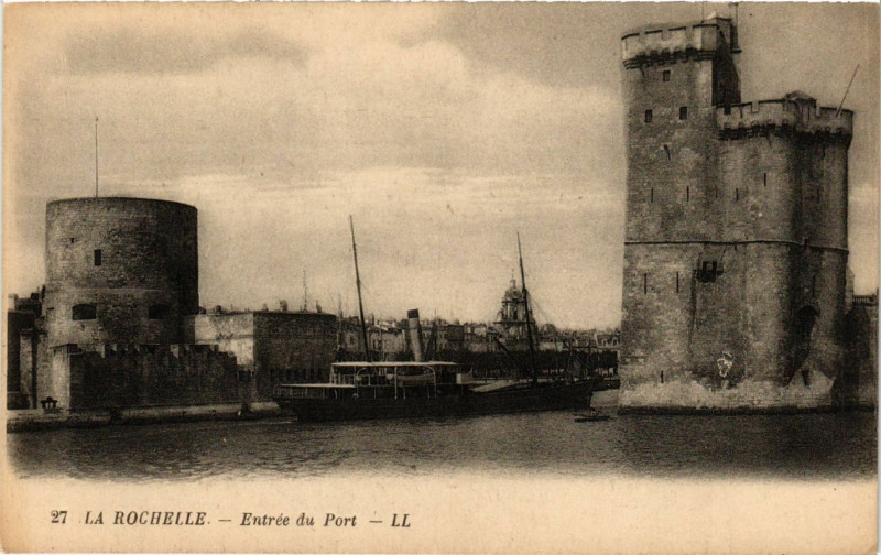Carte postale ancienne La Rochelle - Entrée du Port à La Rochelle