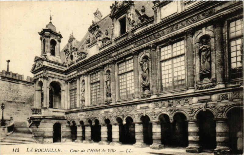 Carte postale ancienne La Rochelle - Cour de l'Hotel de Ville à La Rochelle