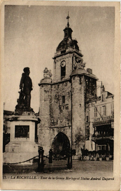 Carte postale ancienne La Rochelle - Tour de la Grasse Horloge et Statue Amiral Duperré à La Rochelle