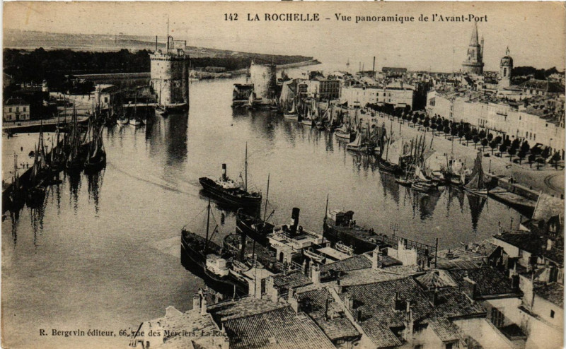 Carte postale ancienne La Rochelle - Vue panoramique de l'Avant-Port à La Rochelle