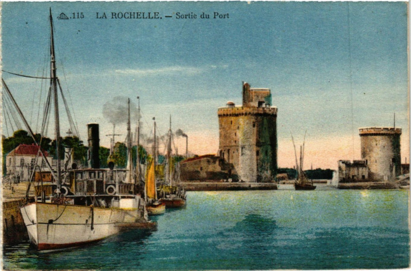 Carte postale ancienne La Rochelle - Sortie du Port à La Rochelle