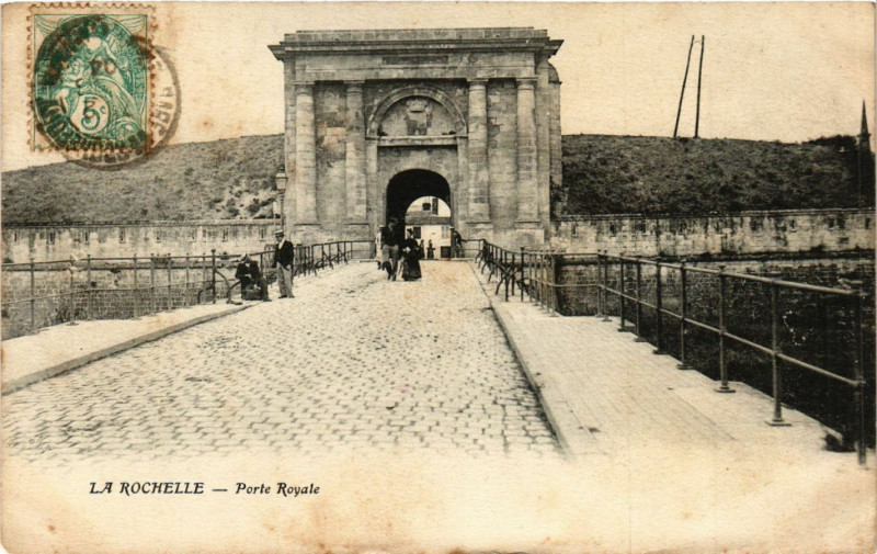 Carte postale ancienne La Rochelle - Porte Royale à La Rochelle