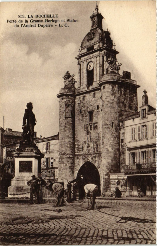 Carte postale ancienne La Rochelle - Porte de la Grosse Horloge et Statue de l'Amiral . à La Rochelle