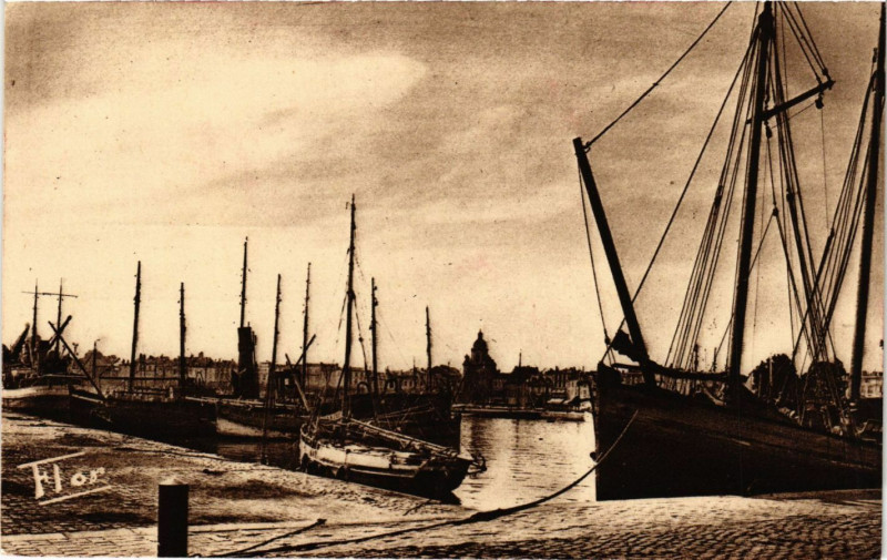 Carte postale ancienne La Rochelle - Le Port à La Rochelle