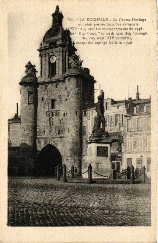 Carte postale ancienne La Rochelle - La Grosse Horloge qui etait percés dans les remparts à La Rochelle