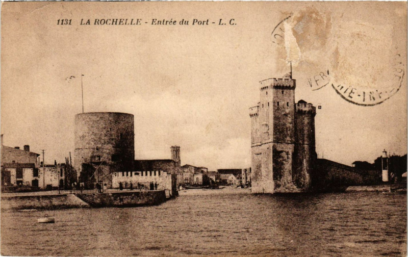 Carte postale ancienne La Rochelle - Entrée du Port à La Rochelle