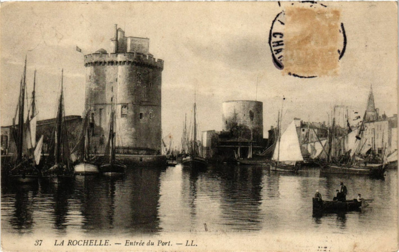 Carte postale ancienne La Rochelle - Entrée du Port à La Rochelle