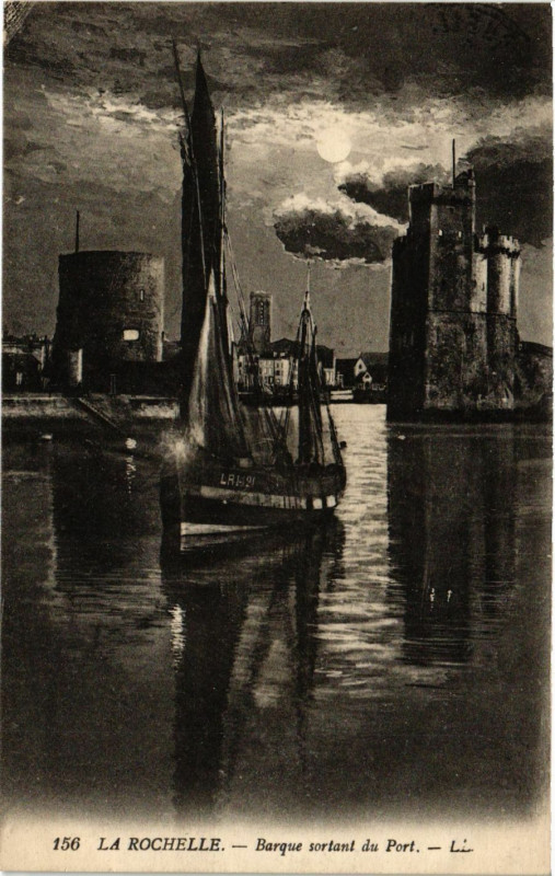 Carte postale ancienne La Rochelle - Barque sortant du Port à La Rochelle