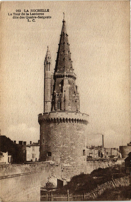 Carte postale ancienne La Rochelle - La Tour de la Lanterne dite des Quatre-Sergents à La Rochelle
