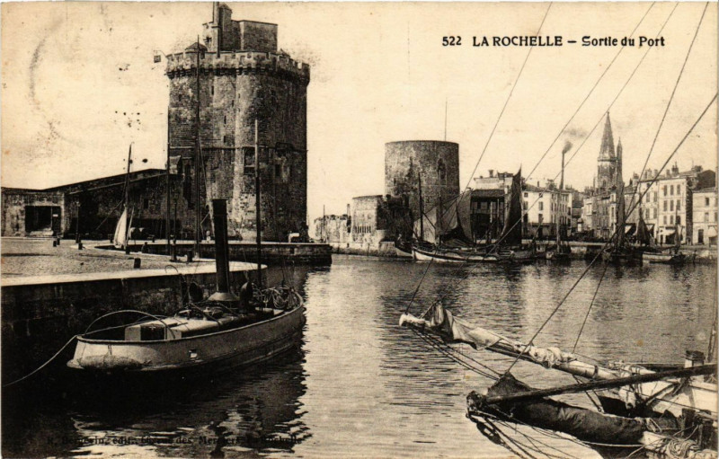 Carte postale ancienne La Rochelle - Sortie du Port à La Rochelle