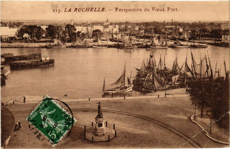 Carte postale ancienne La Rochelle - Perspective du Vieux Port à La Rochelle