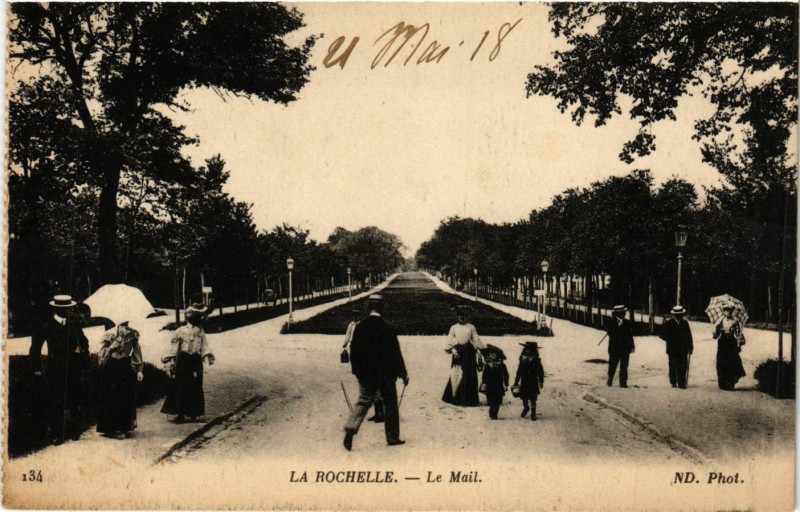 Carte postale ancienne La Rochelle - Le Mail à La Rochelle