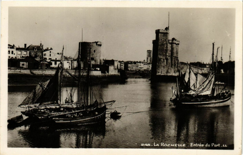 Carte postale ancienne La Rochelle - Entrée du Port à La Rochelle