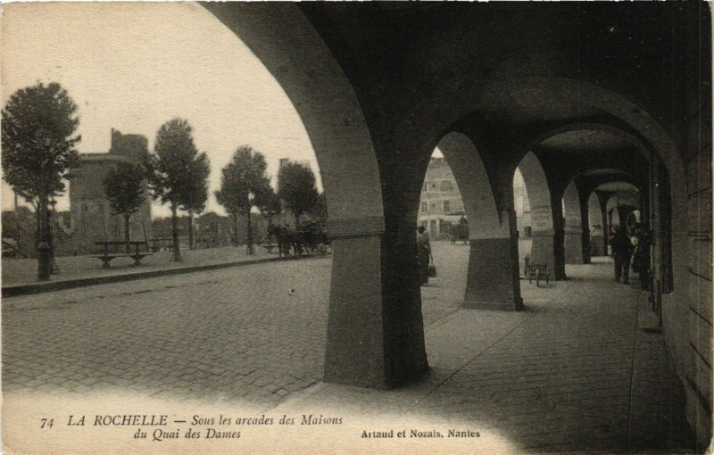Carte postale ancienne La Rochelle - Sous les arcades des Maisons du Quai des Dames à La Rochelle