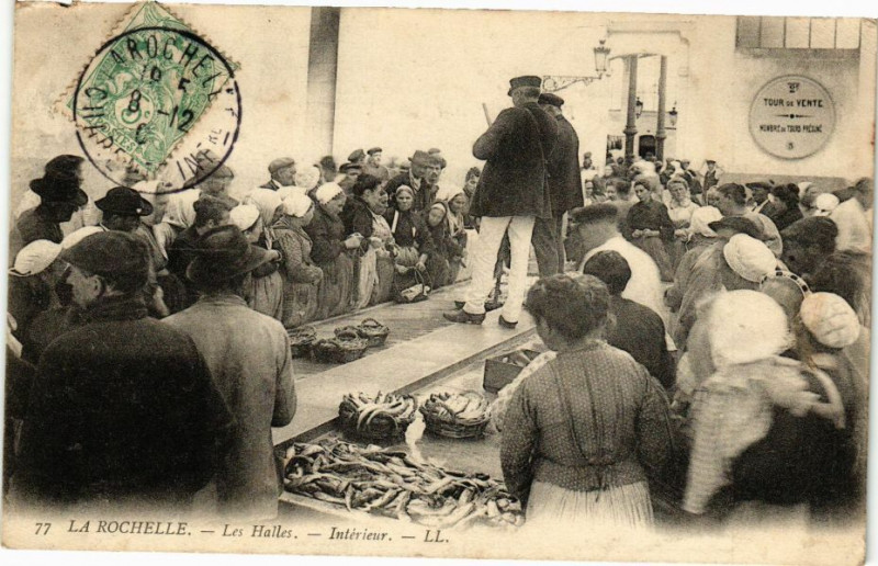 Carte postale ancienne La Rochelle - Les Halles â€“ Intérieur à La Rochelle