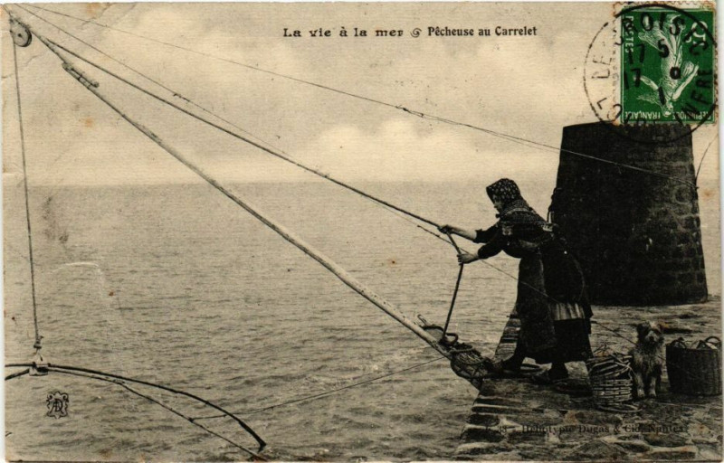 Carte postale ancienne La vie a mer & Pécheuse au Carrelet