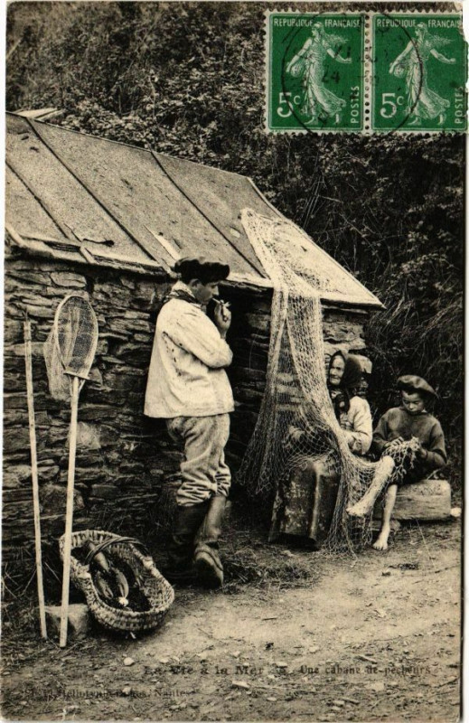 Carte postale ancienne La Vte a la Mer - Une Labant de pécheurs