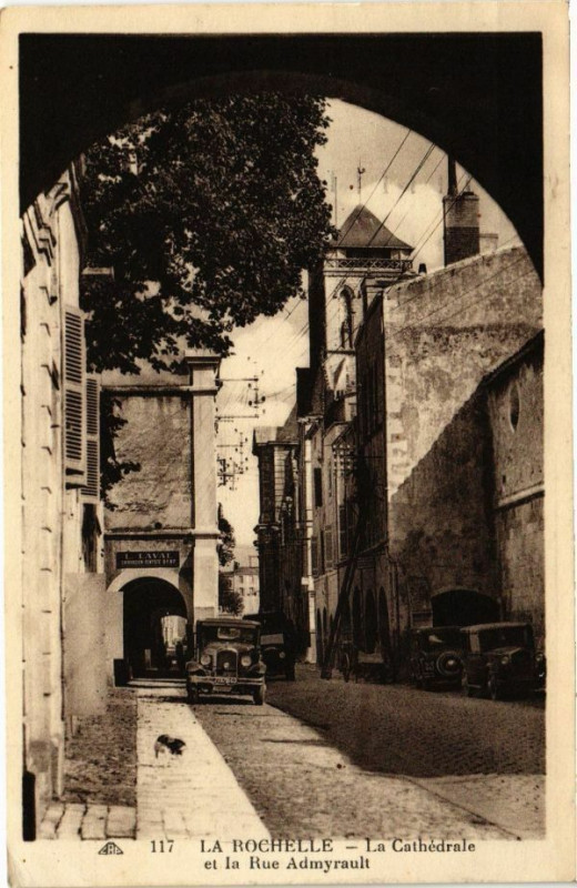 Carte postale ancienne La Rochelle - La Cathédrale et le Rue Admyrault à La Rochelle