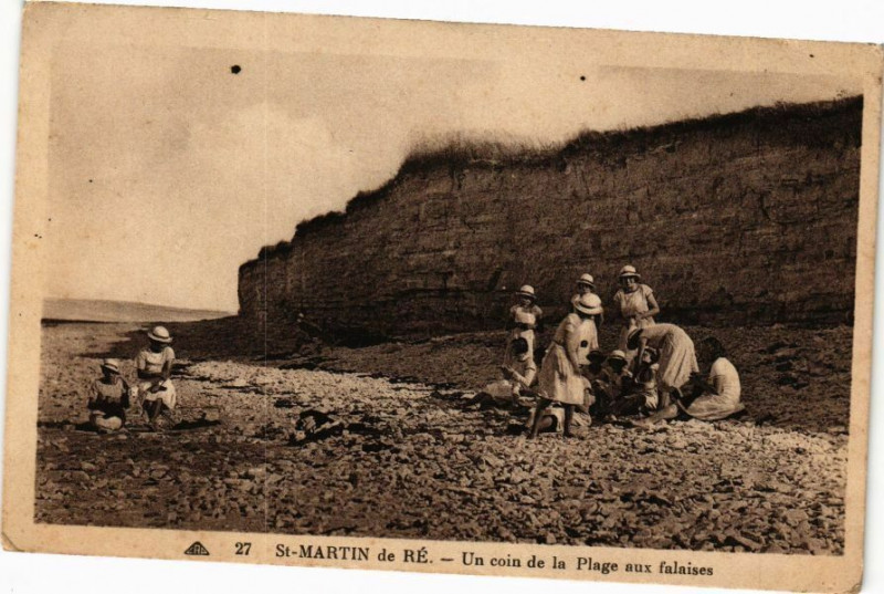 Carte postale ancienne Saint-Martin-de-Re - Un coin de la Plage aux falaises à Saint-Martin-de-Ré