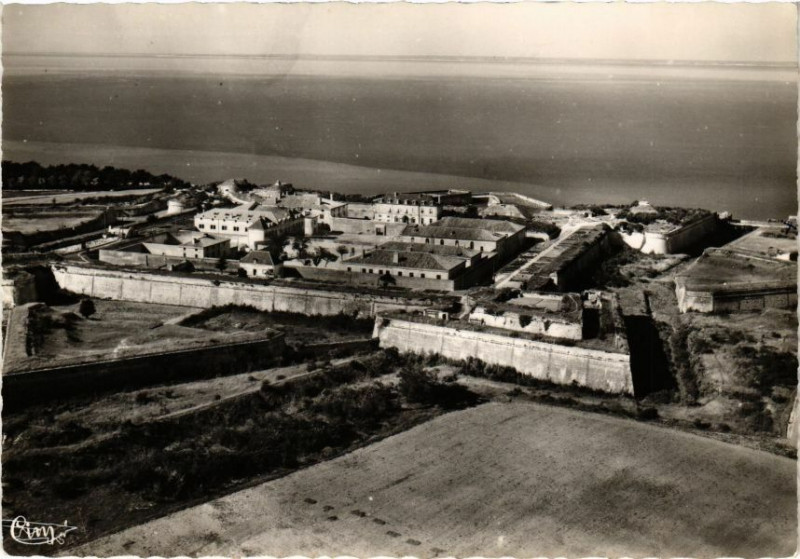 Carte postale ancienne Saint-Martin-de-Re (Char-Mar) - Ile-de-Re - Vue aérienne sur la . à Saint-Martin-de-Ré