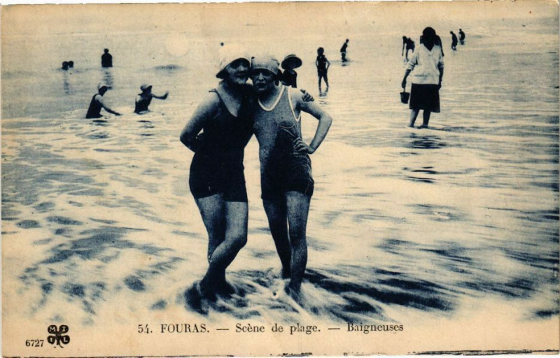 Carte postale ancienne Fouras - Scene de plage - Baigneuses à Fouras