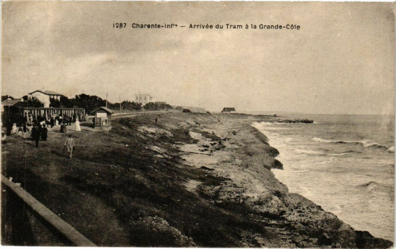 Carte postale ancienne Arrivée du Tram ala Grande-Coté