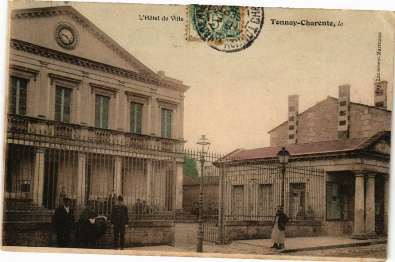 Carte postale ancienne L'Hotel de Ville - Tonnay-Charente le à Tonnay-Charente