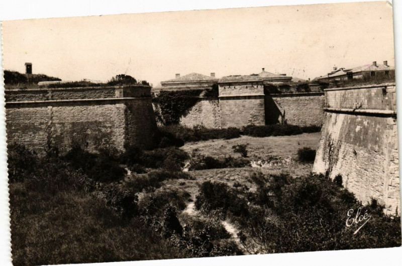 Carte postale ancienne Ile-de-Re - Saint-Martin-de-Re - Vue sur le Bagne Les . à Saint-Martin-de-Ré
