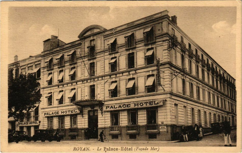 Carte postale ancienne Royan - Le Place-Hotel (Facade Mer) à Royan